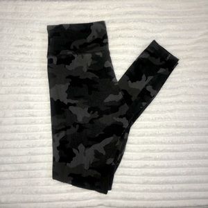 Dark camo leggings